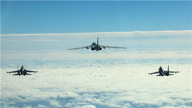 中國空軍多架轟－6K戰(zhàn)機展翅遠洋戰(zhàn)巡南海